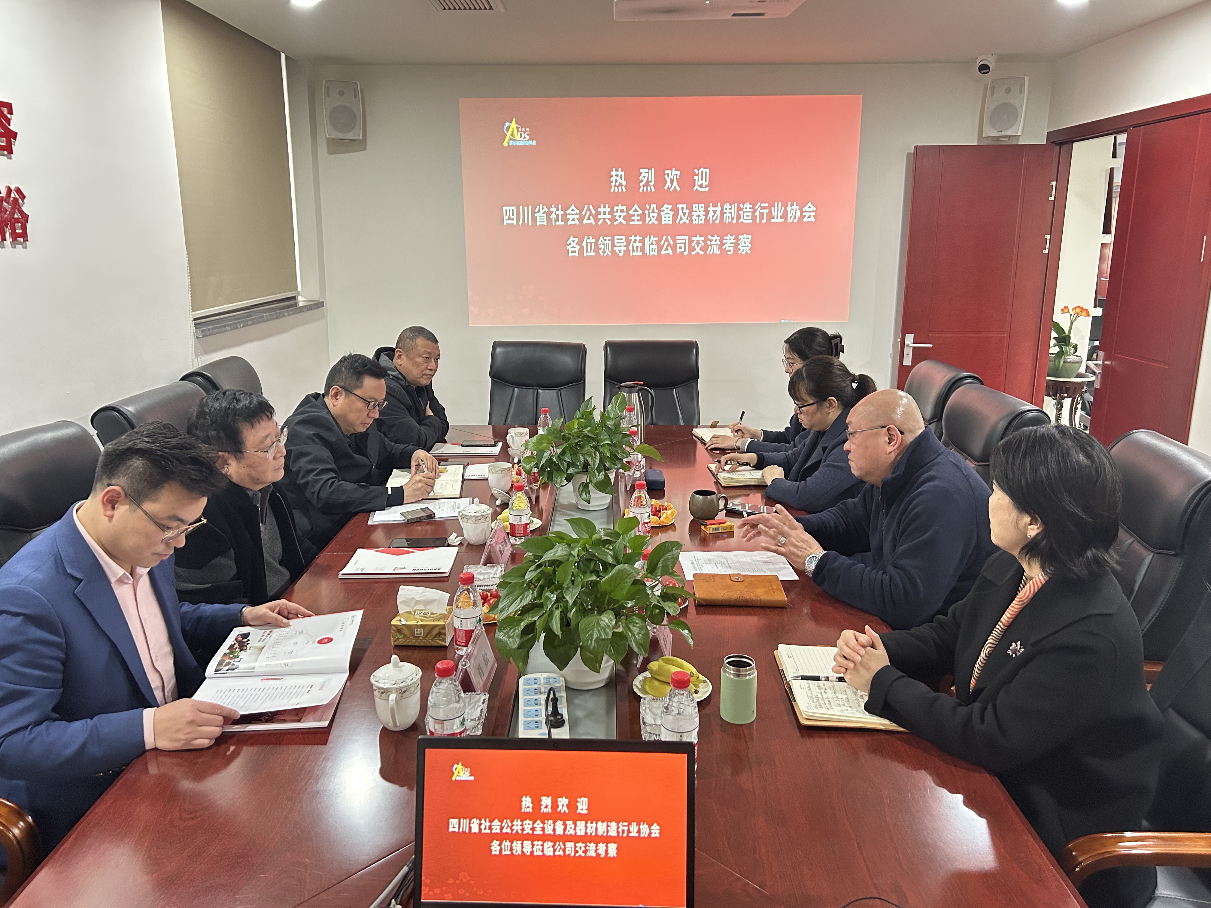 川安協(xié)秘書(shū)長(zhǎng)一行到公司走訪(fǎng)調(diào)研